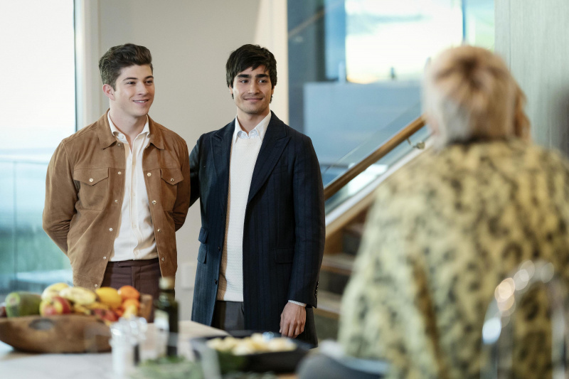  Ethan (Ben Turland) e Jesse (Benjamin Samaddar) estão na cozinha de Alison e Sean's home. Jesse has his hand on the small of Ethan's back. They are talking to Hannah (Asher Yasbincek), who is in the foreground with her back to the camera, slightly out of focus