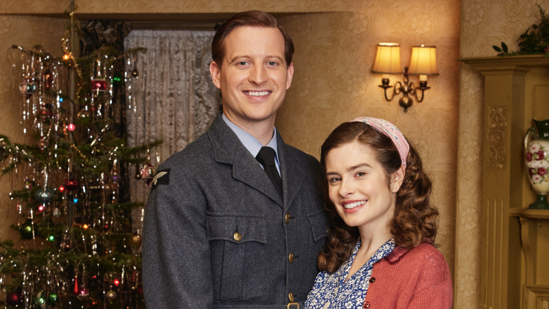 Rachel Shenton over het filmen van de kerstaflevering van All Creatures in de zomer: 'Nick droeg zijn mooie RAF-uniform, maar ik kneep een ijspak tussen mijn buik en de prothetische bult!'