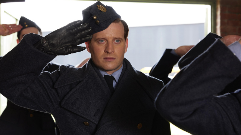   Nicholas Ralph in RAF-uniform terwijl James salueert in All Creatures Great and Small.