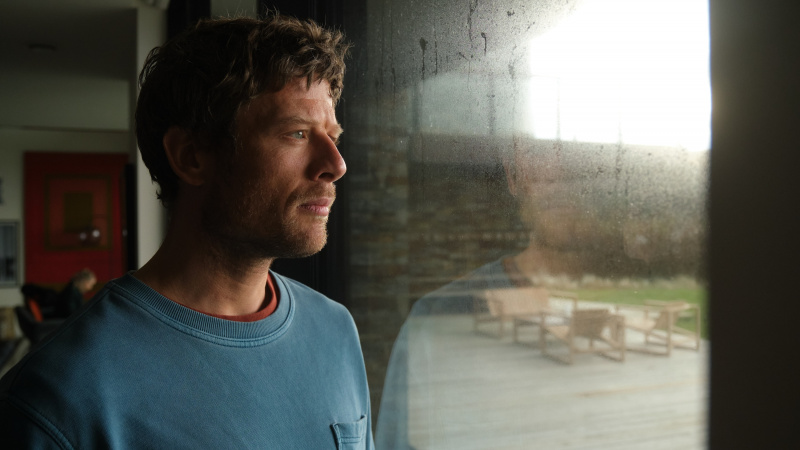   Pete mirando por una ventana en Playing Nice