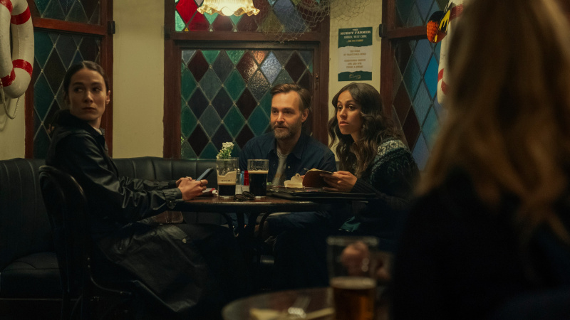 Dove (Siobhán Cullen), Gilbert (Will Forte) ja Emmy (Robyn Cara) istuvad Bodkini 1. osas pubis