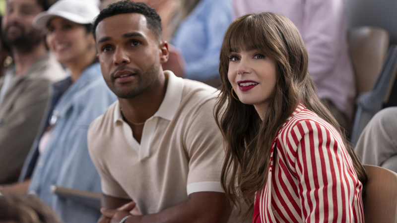   Lucien Laviscount ca Alfie, Lily Collins ca Emily în Emily in Paris sezonul 4 episodul 1