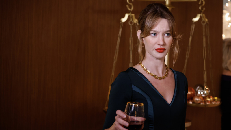   Yael Grobglas als Shae Banfield hält ein Glas in Matlock