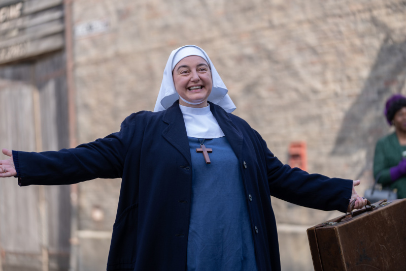   Sestra Veronica (Rebecca Gethings) v mníške's habit stands in the street outside Nonnatus House with open arms in Call the Midwife.