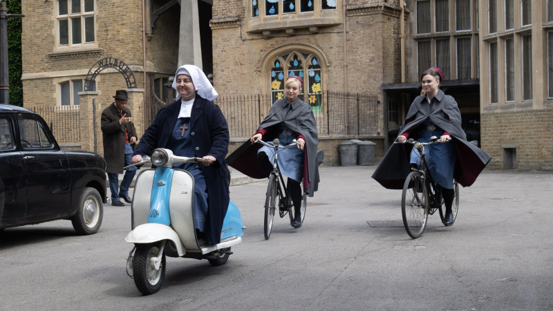   Sestra Veronica (Rebecca Gethings) v mníške's habit riding a blue and white moped, while Trixie (Helen George) and Nancy (Megan Cusack) in nurses' uniforms follow behind on bikes in Call the Midwife