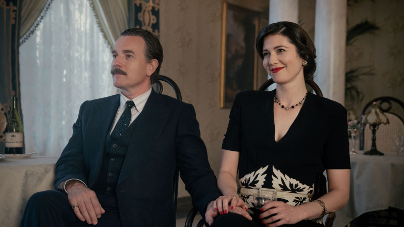   Ο Ewan McGregor και η Mary Elizabeth Winstead στο A Gentleman in Moscow