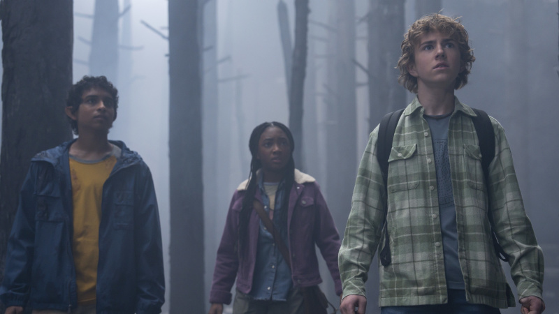  Grover (Aryan Simhadri), Annabeth (Leah Sava Jeffries) i Percy (Walker Scobell) u šumi u Percy Jackson i The Olympians [L-R].