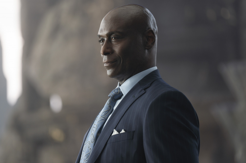  Lance Reddick kao Zeus u Percy Jacksonu i Olimpijcima, u odijelu i kravati