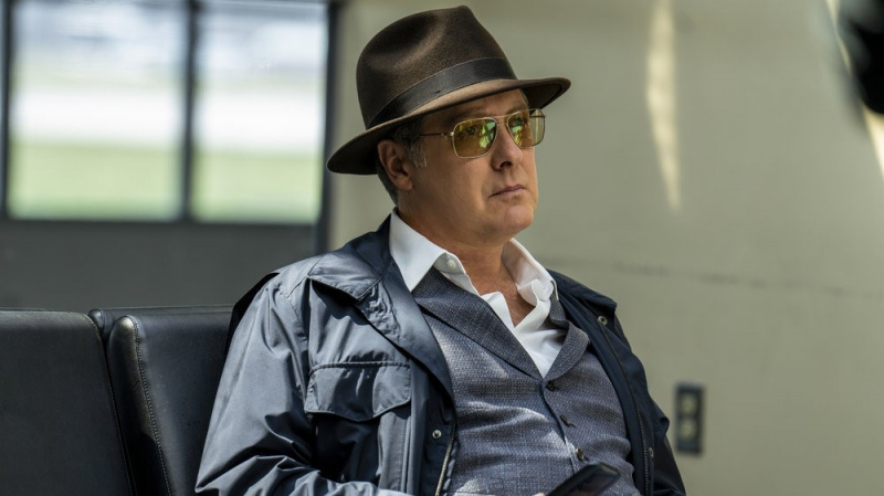 James Spader Raymond Reddingtonina istumassa lentokentällä hatussa ja aurinkolaseissa The Blacklistissa