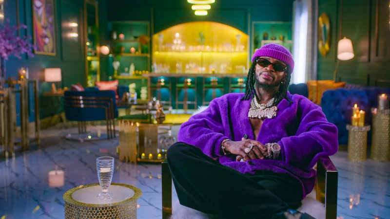 Diamond Platnumz vêtu de violet dans Young, Famous & africain