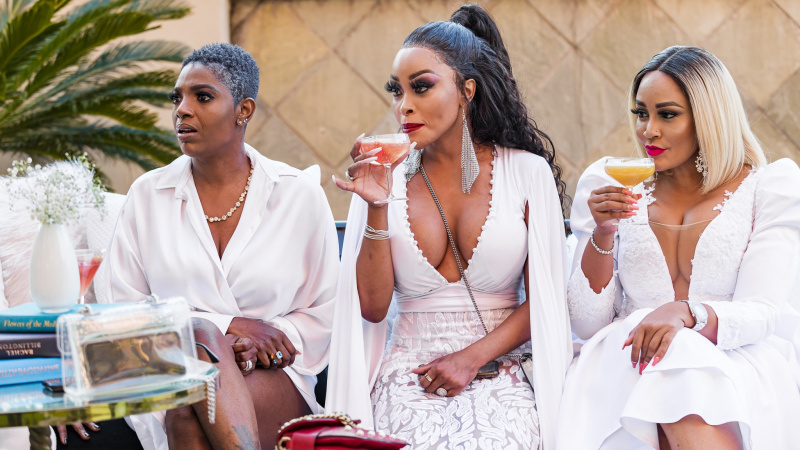  Annie, Khanyi et Zari dans Jeunes, célèbres et africains assis ensemble, vêtus de blanc