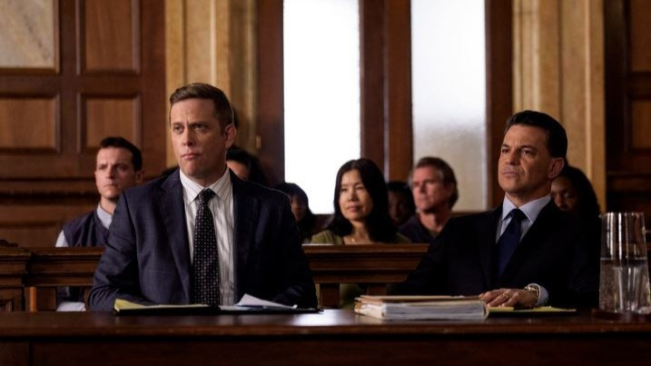   Brian Cade neuvonantajana Malone ja David Alan Basche Frank -tuomioistuimessa laissa ja järjestyksessä: SVU -kausi 26 jakso 11