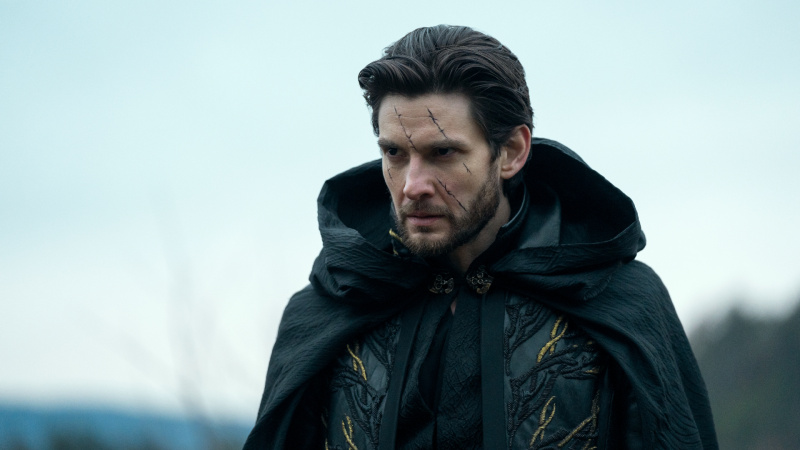   Ben Barnes, Shadow and Bone 2. sezonda General Kirigan olarak cübbesiyle.