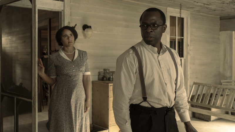   Parisa Fitz-Henley และ Gbenga Akinnagbe รับบทเป็น Louise และ Earl Little on the Porch ใน Genius: MLK/X