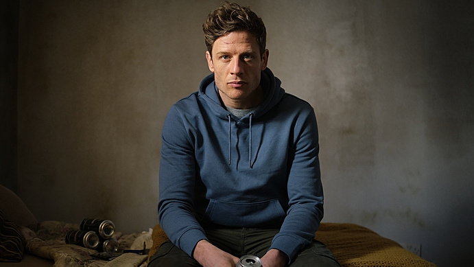   james Norton ขณะที่ Tommy Lee Royce นั่งบนเตียงดื่มเบียร์ใน Happy Valley ซีซั่น 3