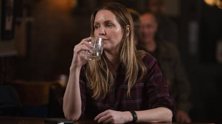   Jordana Spiro, Law & Order: SVU'nun 25. sezonunda bir barda içki içen FBI Özel Ajanı Shannah Sykes rolünde
