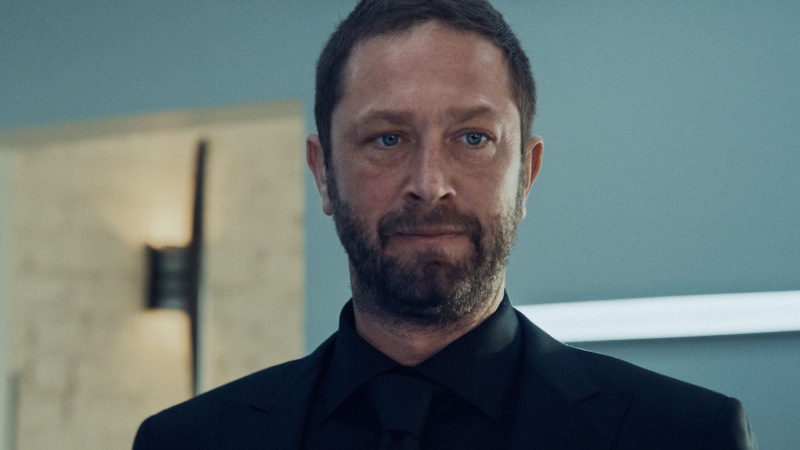 Ebon Moss-Bachrach vo filme Medveď sezóny 3, epizóda 2