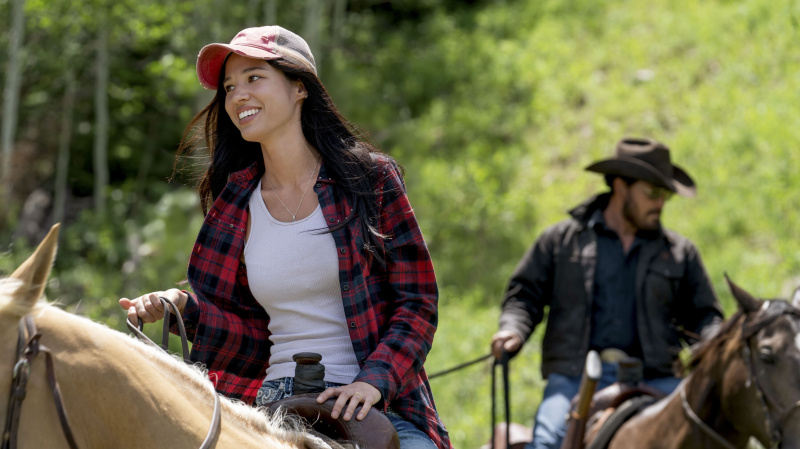   Η Kelsey Asbille και ο Cole Hauser στο Yellowstone