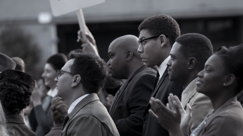   Aaron Pierre ως Malcolm X σε ένα πλήθος στο Genius: MLK/X επεισόδιο 6