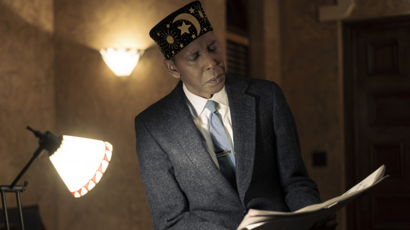  Ο Ron Cephas Jones ως Elijah Muhammad που διαβάζει ένα άρθρο στο Genius: MLK/X επεισόδιο 6