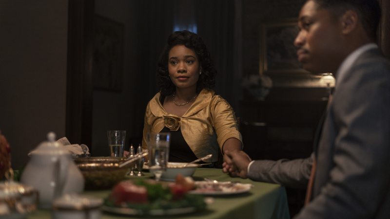   Weruche Opia และ Kelvin Harrison Jr. รับบทเป็น Coretta และ Martin จับมือกันที่โต๊ะอาหารค่ำใน Genius: MLK/X