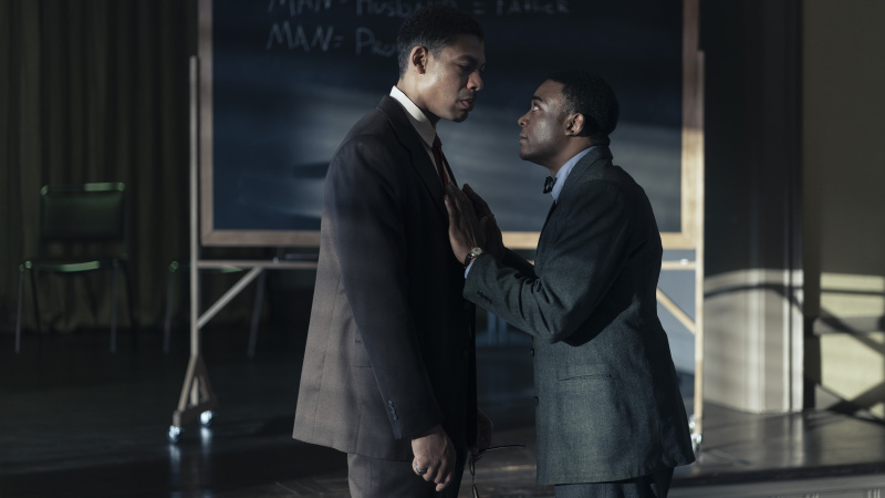   Aaron Pierre และ Freddie Fulton ขณะที่ Malcolm X และ Reginald พูดคุยกันใน Genius: MLK/X