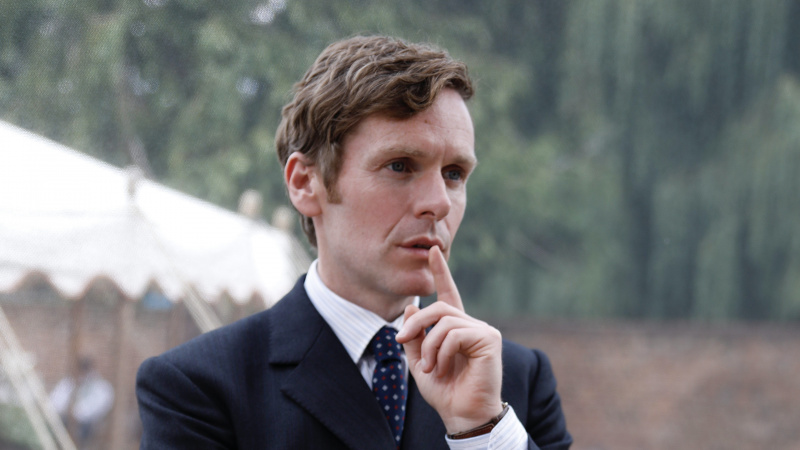 Shaun Evans tummassa puvussa näyttää mietteliältä Endeavourissa