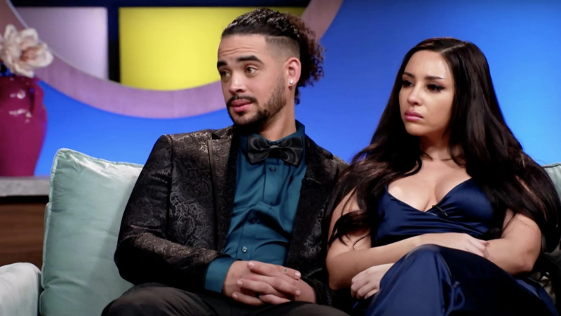   Rob และ Sophie นั่งบนเวทีในงาน 90 Day Fiancé ซีซั่น 10 Tell All