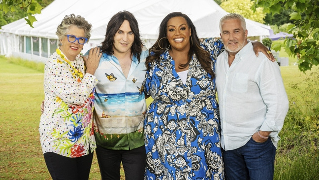 The Great British Bake Off 2024'ün sunucuları ve jüri üyeleri - Prue, Noel, Alison ve Paul beyaz bir çadırın önünde duruyor