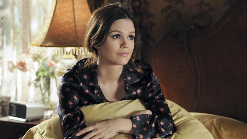   Rachel Bilson istuu sängyllä piteleen tyynyjä Hart of Dixiessä