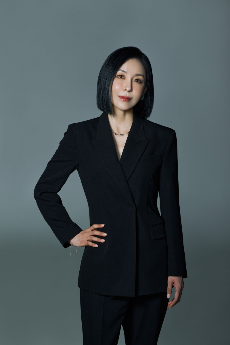   Hee Jun Yoon sta di fronte alla telecamera con la mano destra sul fianco