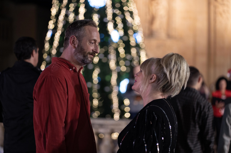   Ο Dom (Steve Edge) και η Jean (Sally Lindsay) στέκονται στην πλατεία της πόλης Sainte Victoire, με ένα τεράστιο φωτισμένο χριστουγεννιάτικο δέντρο στο βάθος πίσω τους