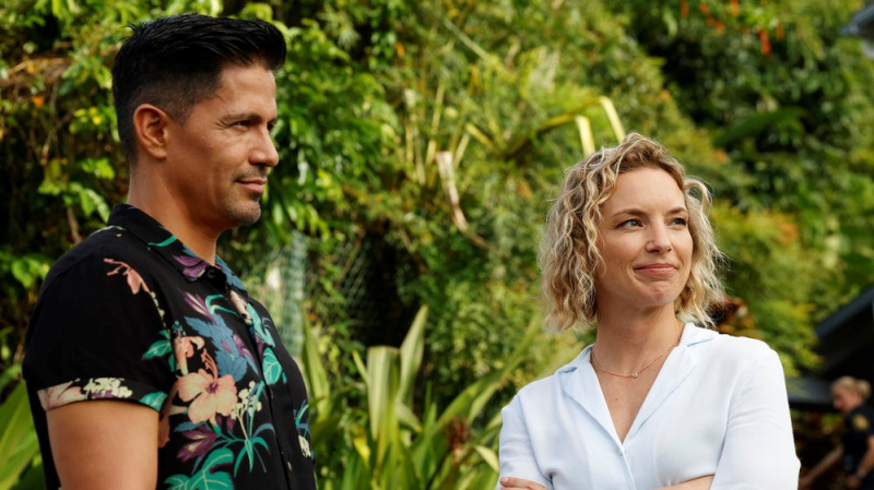   Ο Jay Hernandez και η Perdita Weeks στο Magnum P.I.