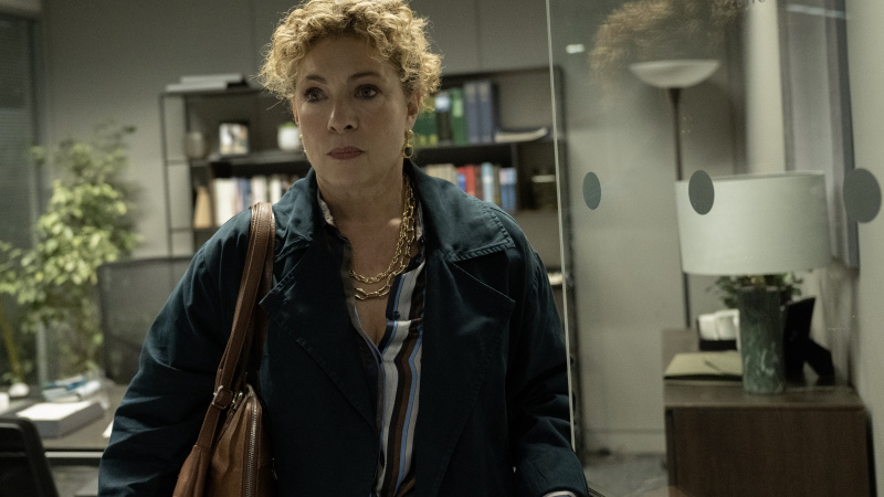   Sheila Bellowes Douglas'taki bir ofiste dururken koyu renk ceketli Alex Kingston İptal edildi