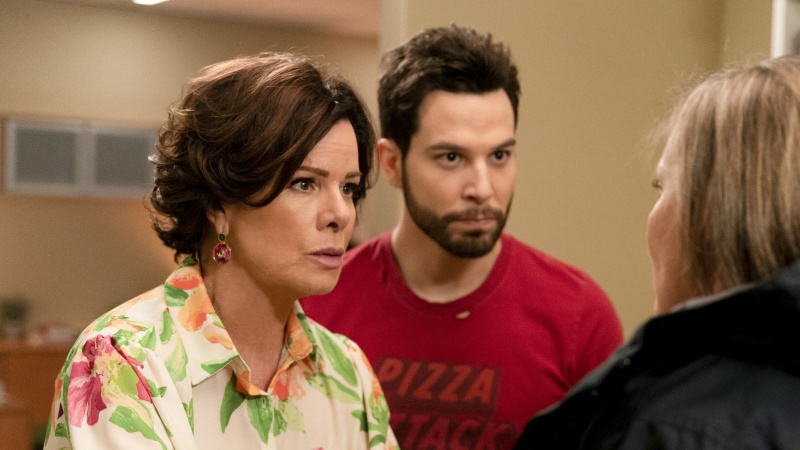 Marcia Gay Harden și Skylar Astin în So Help Me Todd