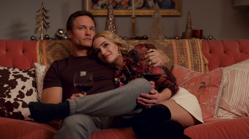   Scott Porter, Belediye Başkanı Paul Randolph rolünde, Brianne Howey, Ginny & Georgia 2. sezonda Georgia'nın kanepede yakınlaştığı rolünde
