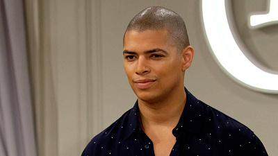   Zende (Delon De Metz) ยิ้มให้กับ The Bold and the Beautiful