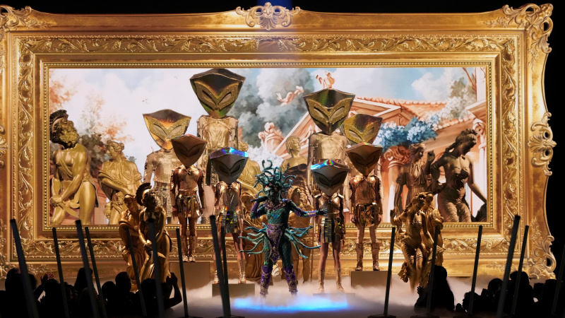   Medusa treedt op tijdens de Battle of the Saved on The Masked Singer seizoen 9