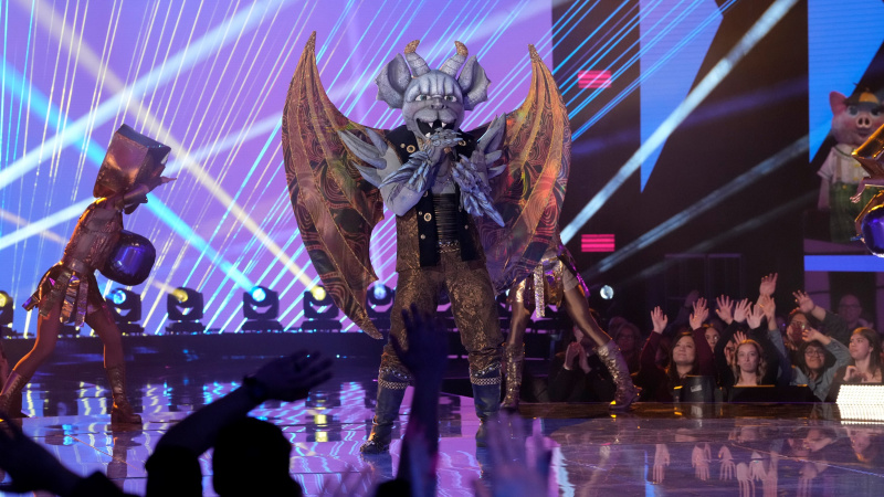   Gargoyle treedt op tijdens de Battle of the Saved on The Masked Singer seizoen 9