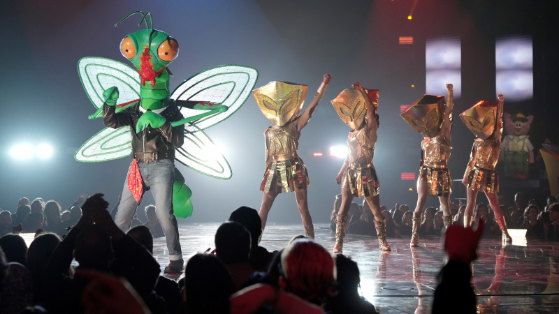   Mantis treedt op tijdens de Battle of the Saved on The Masked Singer seizoen 9