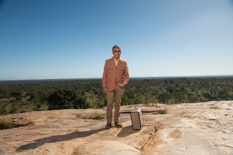 The Reluctant Traveler na Apple TV Plus zavedie Eugena Levyho po celom svete.