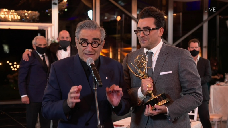   Dan Levy sa prizerá, ako jeho otec Eugene Levy prednáša svoju časť ďakovnej reči na 72. odovzdávaní cien Emmy.