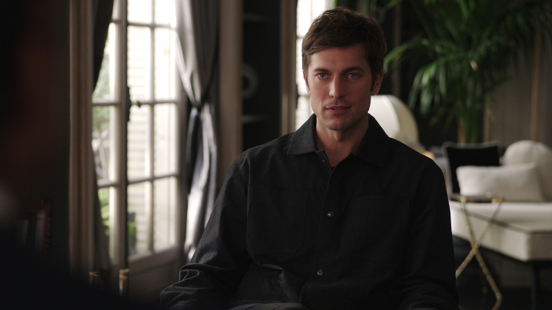   Lucas Bravo als Gabriel in Emily in Paris Staffel 3