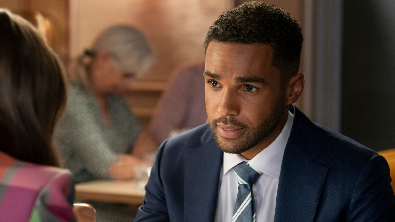   Lucien Laviscount als Alfie in Emily in Paris Staffel 3