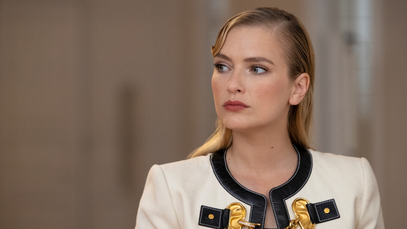   Camille Razat als Camille in Emily in Paris Staffel 3