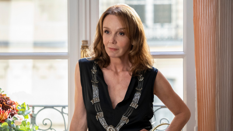   Philippine Leroy-Beaulieu als Sylvie Grateau in Emily in Paris Staffel 3