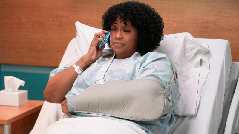   Natasha Rothwell ako Mel v nemocnici v How to Die Alone