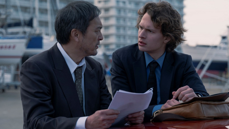   Ken Watanabe a Ansel Elgort v Tokyo Vice