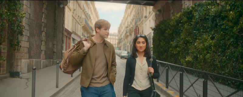   Dexter a Emma sa prechádzajú ulicami Paríža.