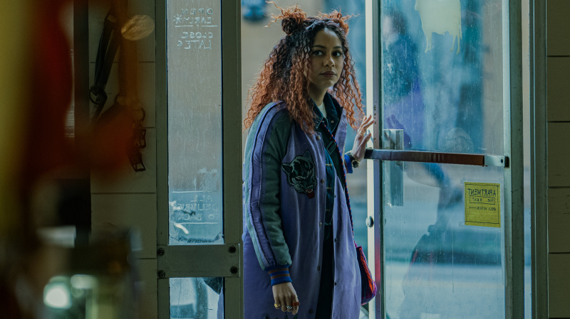   Jenny'nin girişindeki Kristal Saray (Kassius Nelson)'s butcher shop in Dead Boy Detectives episode 1.